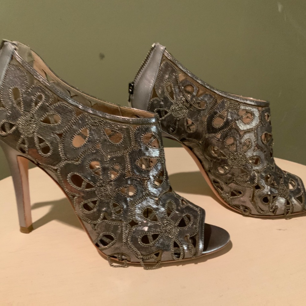 Shoes - Picture 2 of 7